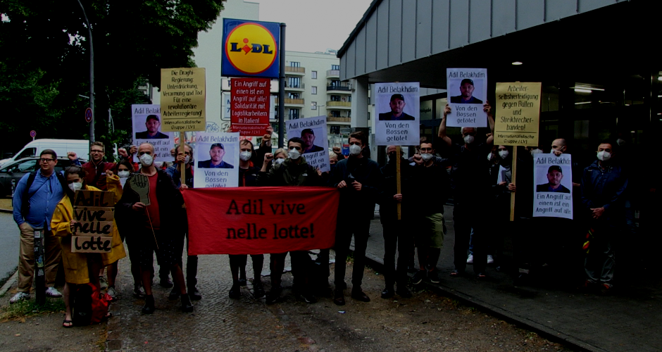 20 Menschen vor Lidl in Berlin mit Protestplakaten 