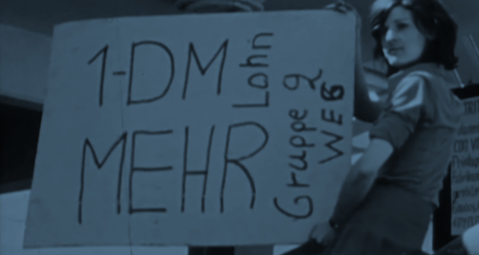 Frau hält ein Schild mit der Aufschrift 1 DM mehr